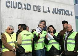 Integrantes de los 'yayoflautas' de Murcia reunidos ayer en la Ciudad de la Justicia para entregar el manifiesto. Foto: Fran Manzanera/ AGM/