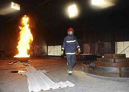 Un bombero se retira tras generar una llama de siete metros para el experimento. Foto: Nacho García/ AGM | Vídeo: laverdad.es/