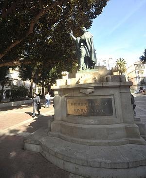 Estatua de Isidoro Máiquez, en mitad de la Glorieta. ::
A. GIL / AGM/