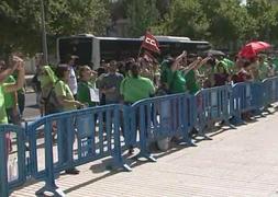 Manifestación de interinos, este miércoles por la tarde, en la Asamblea Regional. :: Vídeo: José Manuel Pérez/