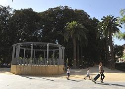 Una madre con sus hijos pasea tranquilamente por el Jardín de Floridablanca. :: GUILLERMO CARRIÓN/AGM/