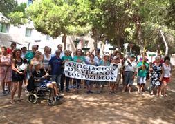 Los vecinos muestran sus 'armas' tras batallar contra la suciedad. :: A. Salas/