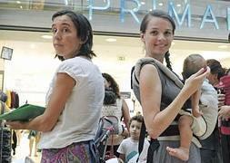 Un grupo de mujeres con sus hijos, durante el acto reivindicativo. :: Alfonso Durán/AGM/