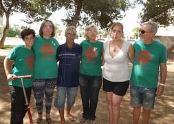 Miembros de la PAH con los padres de las dos menores. :: A. S./
