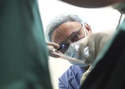 El doctor Peña provisto de las Google Glass durante la intervención maxilofacial. :: F. Manzanera/AGM/