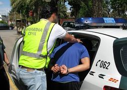 Un momento de la detención. :: Guardia Civil/