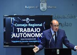 Pedro Antonio Sánchez, ayer, durante la presentación de las ayudas. :: V. Vicéns / AGM/