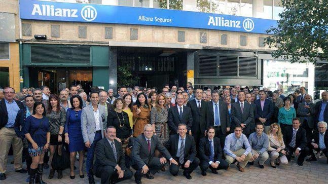 La gran familia de Allianz Seguros se realizó la tradicional foto de familia junto a las nuevas instalaciones. Alliianz Seguros/