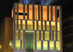 El edificio Moneo inauguró ayer su alumbrado ornamental. :: G. Carrión/AGM/