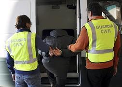 La Guardia Civil introduce al sospechoso en un furgón para su traslado al juzgado. :: G. CIVIL/