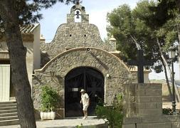 Un hombre pasea por la puerta de la ermita.:: Javier Carrión /AGM/