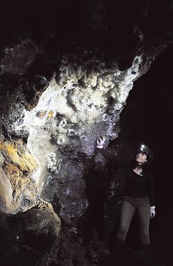 Pilar Sánchez junto a la pared cristalizada de una enorme sala de la mina Herculano, que es toda ella una geoda./