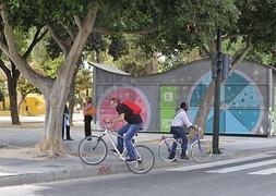 Ciclistas pasean por la zona del jardín del Malecón :: Vicente Vicens/AGM/