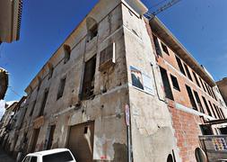 La Casa de los Calderones, en la plaza del Ibreño, ha sido reconstruida manteniendo la fachada del viejo inmueble. :: Paco Alonso/AGM/