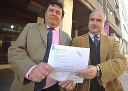 Los abogados César Delicado y Antonio Manuel Valor, con la sentencia en sus manos. :: Antonio Gil/AGM/