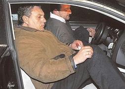 El alcalde de Villanueva, José Luis López Ayala, abandonando el juzgado de Cieza en la madrugada del jueves. :: I. Sanchez / AGM/