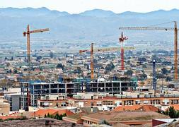 Edificios en construcción en el barrio de La Viña.::Paco Alonso/