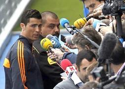 Cristiano atiende, ayer, a los periodistas. :: Reuters/