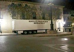 El tráiler ante la puerta del Ayuntamiento de Totana. :: Foto: J.G.B./
