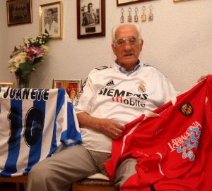 BIEN RODEADO. Juanete, con las camisetas que Real Madrid, Deportivo y Nastic de Tarragona le regalaron por sus centenarios. / M.B./