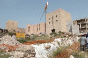 ALOJAMIENTO. La instalación hostelera junto a la Torre Alfonsina (a la izquierda). / SONIA M. LARIO / AGM/