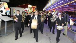 PASACALLES. Una de las bandas, durante el recorrido por la feria antes del certamen. / PACO SÁNCHEZ/