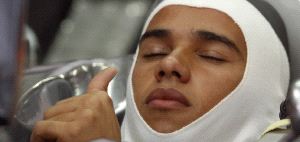FALLO EN EL PEOR MOMENTO. Lewis Hamilton, en su coche, antes del Gran Premio de Brasil. / REUTERS/