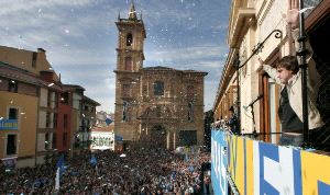 OVIEDO. Alonso agradece, desde el balcón del Ayuntamiento de Oviedo, el apoyo que ha recibido por parte de la afición./EFE/