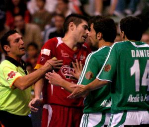TENSIÓN. Kike Boned se encara con varios jugadores de Interviú. / GUILLERMO CARRIÓN / AGM/