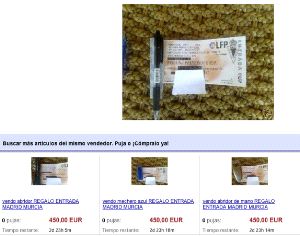 EN EBAY.ES. Página donde un internauta ofrecía ayer bolígrafos y mecheros a 450 euros con regalo incluido, una entrada del partido. / LV/