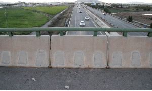 RESTOS. Ayer por la tarde aún quedaban trozos de piedra en el puente desde el que fue tirada la roca contra el coche de Francisco Javier. / P. A./
