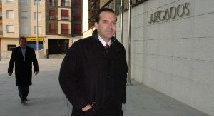 COMO TESTIGO. Matías Carrillo, alcalde de Fortuna, a su llegada ayer a la sede de los juzgados de Cieza. / GUILLERMO CARRIÓN / AGM/ (Vídeo Canal 6)/
