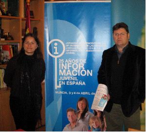 PRESENTACIÓN. La concejal Mª Dolores Sánchez, con el responsable del Informajoven, Gabriel Navarro. / LV/