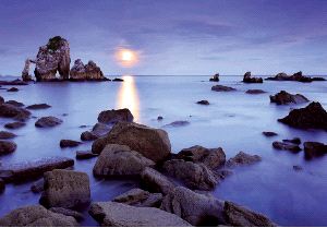 PUESTA DE LUNA EN EL CANTÁBRICO. Los fantasmagóricos paisajes nocturnos cobran todo su esplendor visitando la exposición al aire libre de noche. / JOSÉ B. RUIZ/