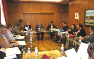 REUNIÓN. El consejero de Pablo Ruiz Abellán, en el centro, con los integrantes del Consorcio . / LV/