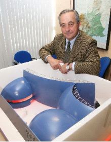 UNA MOLÉCULA DE AGUA. Manuel Albacete posa con la maqueta del pabellón de Murcia para el Expo de Zaragoza. / VICENTE VICÉNS / AGM/