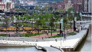 RECUPERADO. Paseo Abandoibarra, junto a la Ría de Bilbao, transformado de zona industrial en desuso a zona de uso urbano. / J. ALEMANY/