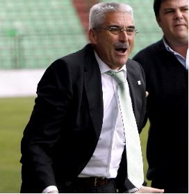 EXPERTO. Fabri protesta a un árbitro, este año, en un partido con el Mérida. / J. M. ROMERO / HOY/