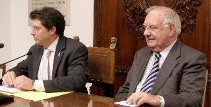 ANUNCIO. Francisco Jódar y Adolfo Fernández, ayer al informar sobre le premio europeo. / L. V./
