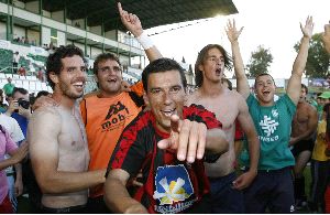 MISIÓN CUMPLIDA. Los jugadores del Sangonera Atlético expresan su alegría por el ascenso en el campo del Toledo. / H. FRAILE / ABC TOLEDO/