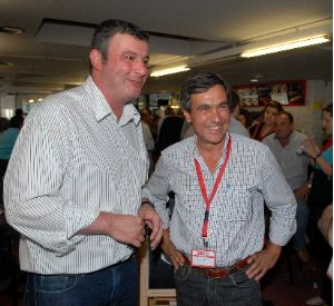 RETIRADA. Javier Mármol y Ramón Ortiz, al inicio del congreso regional del PSRM. / NACHO GARCÍA/