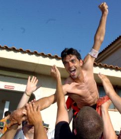 CORRECAMINOS. Arriba, Su último ascenso, con el Ciudad de Lorquí; abajo, izquierda, con las camisetas del Ciudad y del Real Murcia; a la derecha, con entrenando con el Lorca / G. C..Y P. RE/