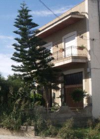 A CAL Y CANTO. Vivienda familiar de la joven Josefa A., donde ésta se encontraba ayer descansando. / MERCEDES BARRANCO/