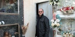 David Sáez accede al cuarto en el que se acumulan huesos amontonados en el cementerio de Abanilla./ ISRAEL SÁNCHEZ/AGM/