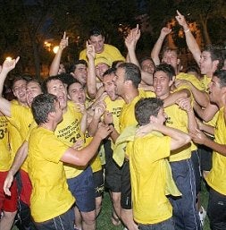 Los jugadores festejan anoche el ascenso. / RAFA FRANCÉS / AGM/
