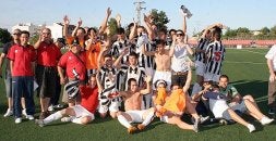 Toda la plantilla del Cartagena FC celebra al final del partido su ascenso en Puente Tocinos. / RAFA FRANCÉS / AGM/