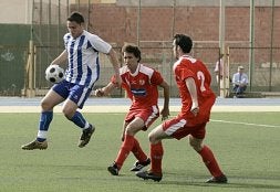 Una jugada del partido entre La Unión y el Majadahonda. / J. M. RODRÍGUEZ / AGM/