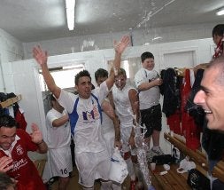 Los jugadores del Caravaca festejan el triunfo en los vestuarios. / R. FRANCÉS/