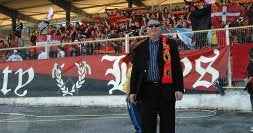Evedasto Lifante luce la bufanda del Atlético Ciudad, en el partido que disputó su equipo en Tomelloso. / J. O./