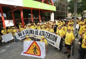 Los manifestantes ayer ante la sede de Iberdrola en Murcia. / VICENTE VICENS / AGM/